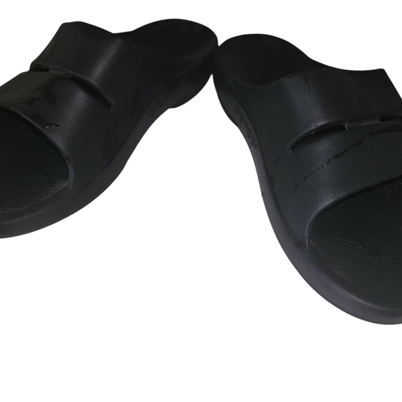 8 OOFOOS Black Minimalist Slip-On Sandals with Thick Sole - Picture 1 of 5